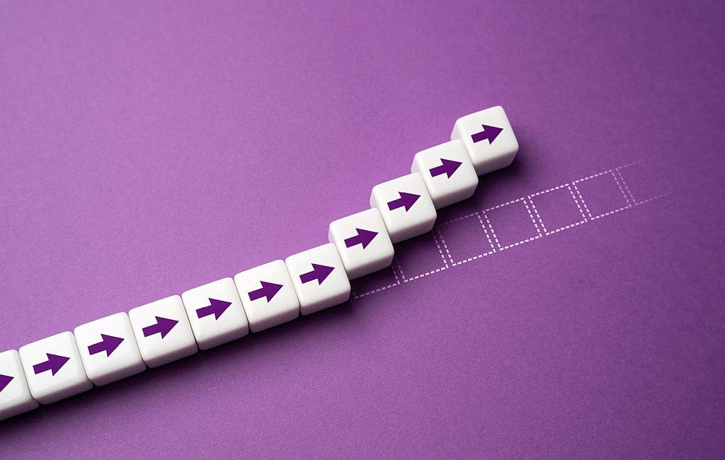 laid cubes with a left arrow gradually going up